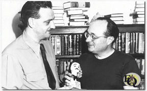  Lee ontvangt een Edgar Award voor de Ellery Queen radio show uit handen van Edward S. Sullivan, President van de Zuid Californische afdeling van de Mystery Writers of America.  (Foto  courtesy Rand B. Lee)