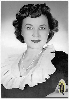 Publiciteitsfoto voor het NBC radioprogramma "The Adventures of Ellery Queen" (1944) met de mooie Marian Shockley.