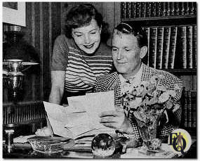 Marian Shockley en Bud Collyer. Bud onttrekt zich nooit aan zijn taken of wat hij als zijn plichten beschouwt en is een gewetensvolle postbezorger (dec 1951).
