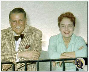  Bud Collyer met Marion genietend van hun huis.