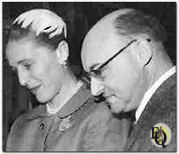  Opening van de Ellery Queen Collection in Austin, Texas. Fred Dannay en zijn echtgenote "Bill" Hilda kijkend naar een deel van de meer dan 3 000 eerste edities en manuscripten van detective verhalen die hij verkocht aan de University of Texas (1958). (Picture courtesy of Richard Dannay)