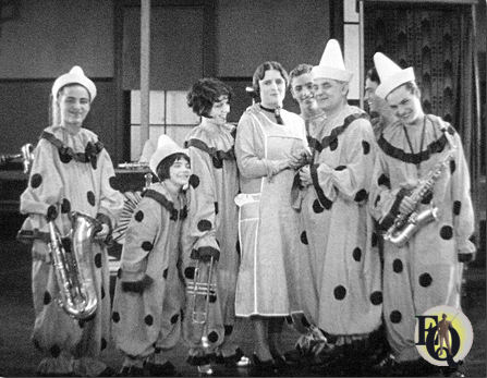 Eddie Quillan, Alberta Vaughn, Marie Quillan and other players (including other Quillans: Joseph, Isabelle, John, Buster) als "The Marvelous Monarchs"&nbsp;in "Noisy Neighbors" (Jan 1929).