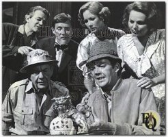 "The Adventure of the Chinese Dog", een episode uit de Ellery Queen reeks. Van links naar rechts herken je Murray Hamilton, Orson Bean, Katherine Crawford en Geraldine Fitzgerald.