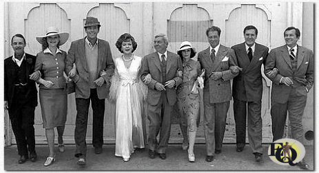 Sterren en gastvedettes stappen de jaren 40 in, het tijdperk waarin deze wie-deed-het serie "Ellery Queen" zich afspeelde. Van links naar rechts herkennen we John Hillerman, Anne Francis, Jim Hutton, Ida Lupino, David Wayne, Susan Strasberg, Don Ameche, Craig Stevens en Jack Kelly. Ze waren allen te zien in de aflevering "The Lover's Leap" (NBC-foto).