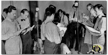 regisseur George Zachary (rechts) leidt een repetitie van een toneelstuk van de "Columbia Workshop" (1940).